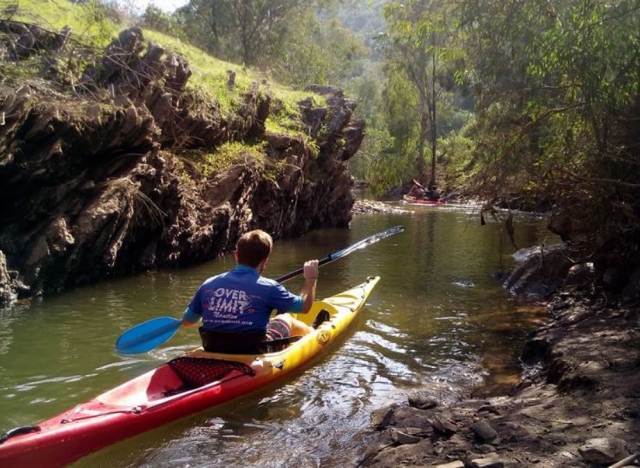 En la canoa bajo los arboles.JPG